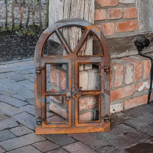 Rostiges Gusseisen Rundbogenfenster Limerick mit zwei beweglichen Flügeln und funktionsfähigem Riegel