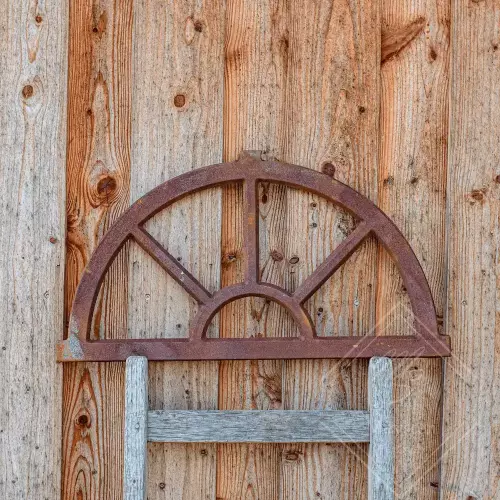 Rustikales halbrundes Stallfenster Dublin aus Gusseisen mit strahlenförmigen Sprossen in Rostoptik